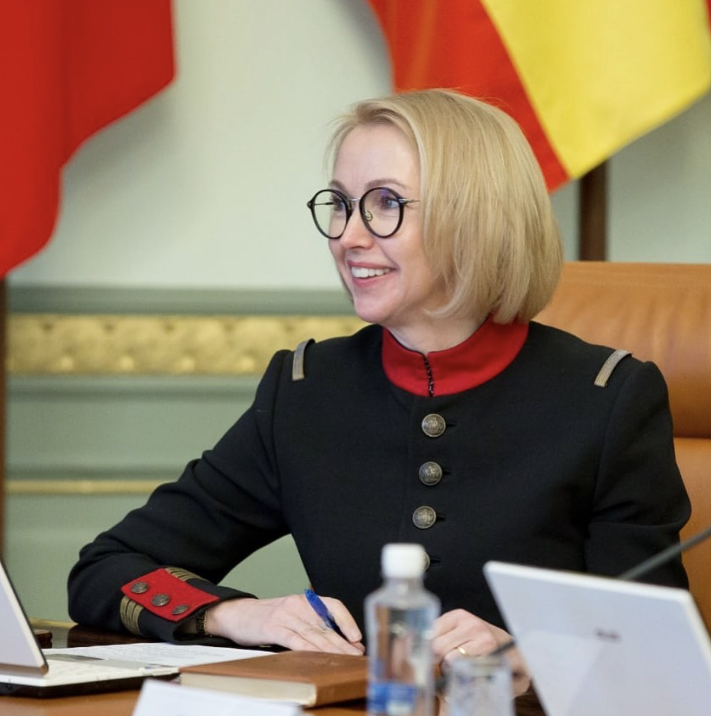 Мошенники пытались заставить вице-губернатора Челябинской области перевести деньги на "безопасный счёт" Мошенники пытались заставить вице-губернатора Челябинской области перевести деньги на "безопасный счёт"