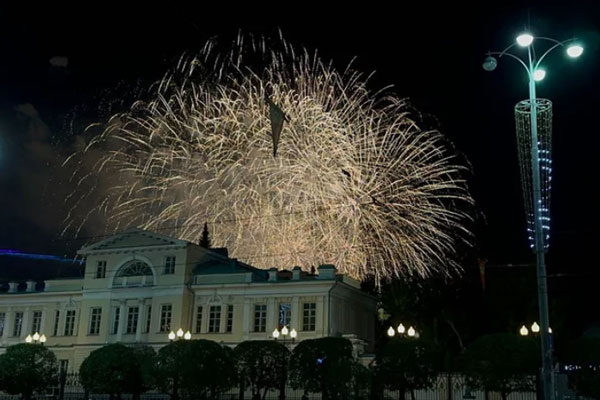 В Екатеринбурге запустили праздничный салют на 300-летие. Видео
