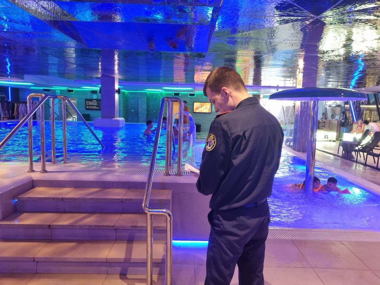 В Челябинске судят двоих сотрудников бассейна, в котором погиб шестилетний мальчик | Двоих молодых челябинцев судят за гибель ребёнка в бассейне