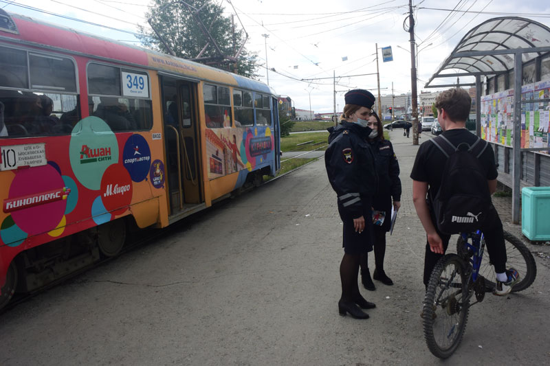 В Екатеринбурге сотрудники Госавтоинспекции проводят рейды по разъяснению опасности передвижения на прицепном устройстве трамвая В Екатеринбурге сотрудники Госавтоинспекции проводят рейды по разъяснению опасности передвижения на прицепном устройстве трамвая