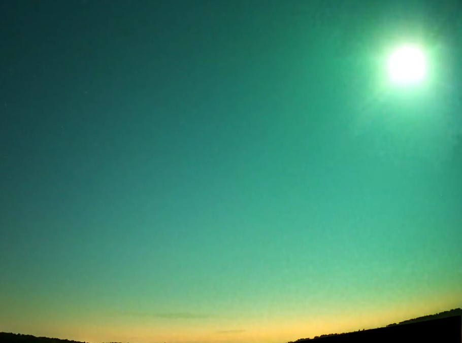 Метеор пролетел ночью над Челябинской областью  | Над Челябинской областью ночью пролетел метеор 