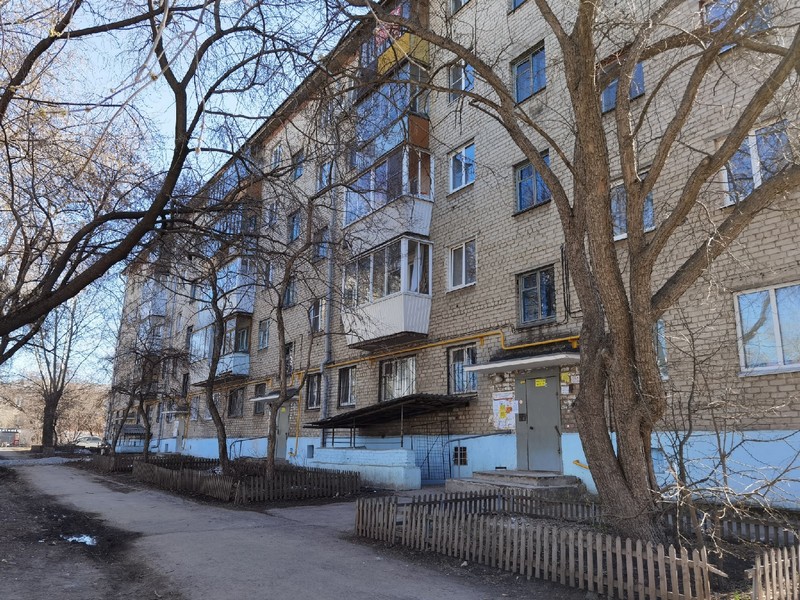 «Нет не только парковки, но отсутствует вообще все»: жители пожаловались на состояние у дома в Екатеринбурге, до которого УК нет дела