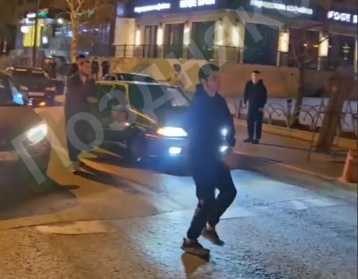 Мигранты заблокировали улицу в Тюмени и начали танцевать  | В Тюмени неизвестные перекрыли улицу и устроили танцы 