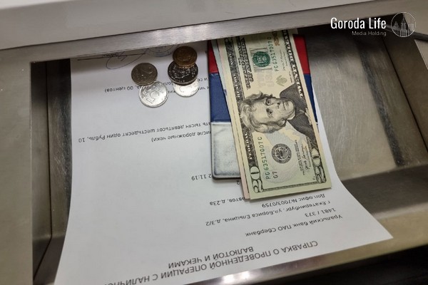 Российские банки перестали принимать доллары и евро через банкоматы