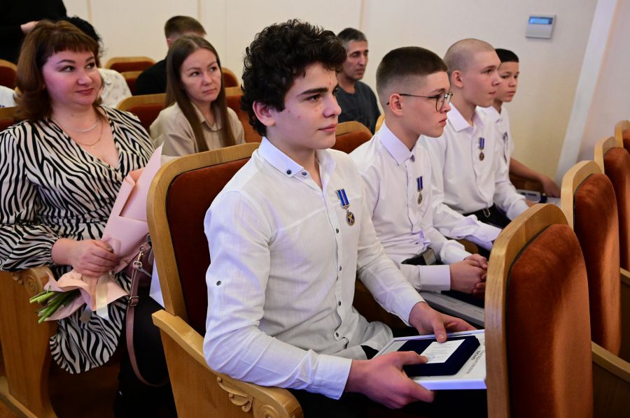 Дети-герои Урала: девять подростков награждены медалями Совета Федерации за спасение жизней | На Урале девятерых подростков наградили за спасение жизней 