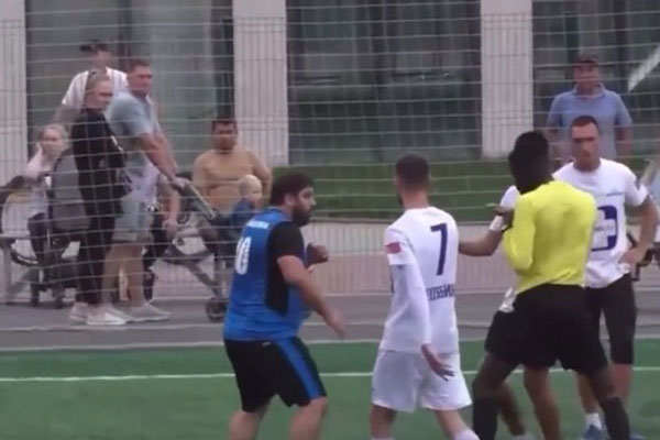 В Челябинске прямо на поле избили футбольного судью из Камеруна