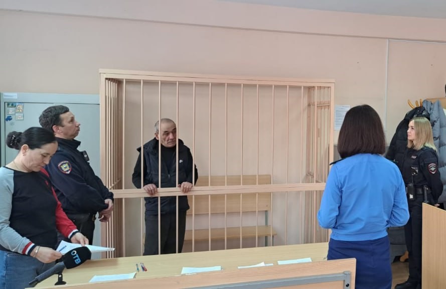 Выпала из автобуса — пожилого водителя осудили на Урале за гибель старушки  | Водителя-мигранта осудили в Екатеринбурге за гибель старушки 