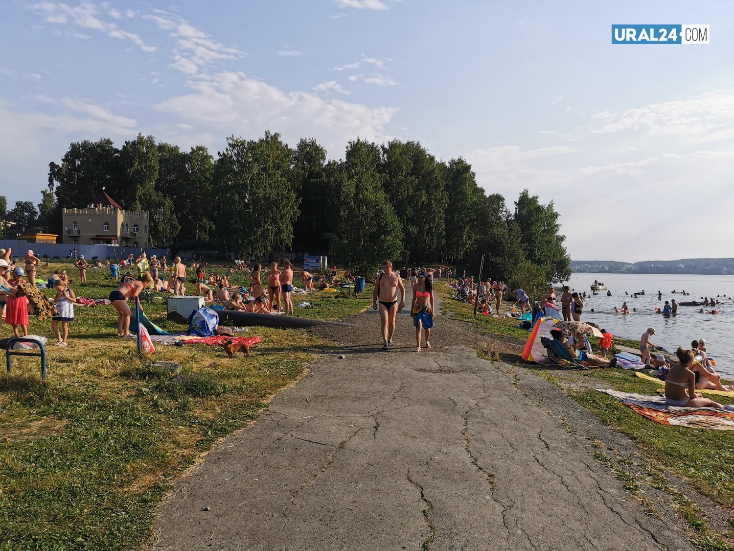 Один плюс на десяток минусов: как журналист Портала Ural24.com "отдыхал" на берегу, где запах испражнений затмил все хорошее