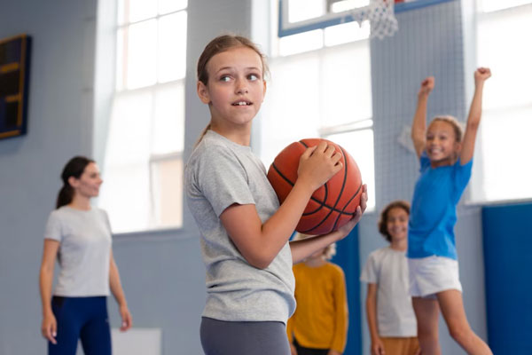 15 команд, 75 участниц и море эмоций: как женщины доказывали, что они быстрые и ловкие | В Первоуральске прошли соревнования «Королева спорта» среди сотрудниц бюджетных учреждений