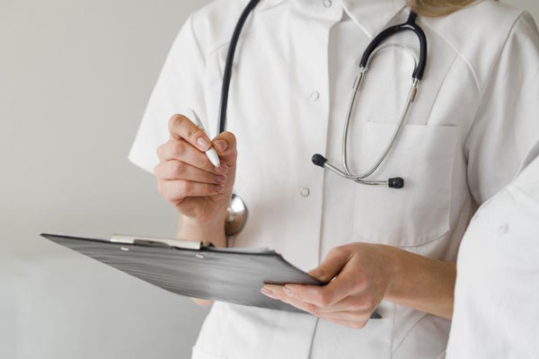 Мальчик и женщина погибли под колёсами автомобилей на Южном Урале  | В Челябинской области автомобили задавили пенсионерку и ребёнка 