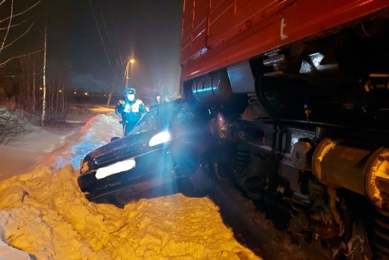 «Не убедилась в безопасности маневра»: женщина пострадала в ДТП с тепловозом в Красноуральске | На Урале женщина на «Шевроле» столкнулась с тепловозом на переезде