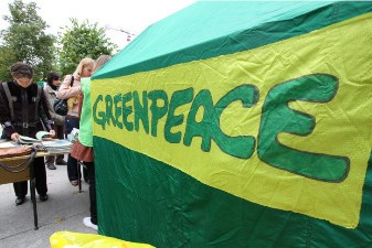 Активистов Greenpeace задержали и обвинили в пиратстве