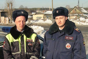 В Свердловской области инспекторы ГИБДД спасли пожилую женщину