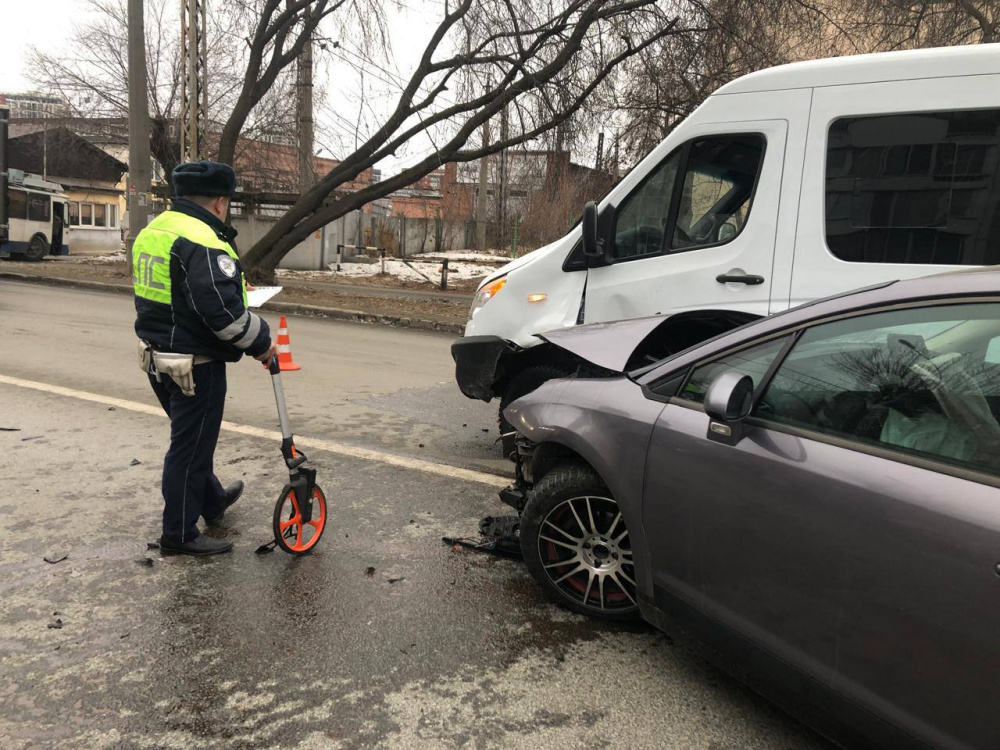 17-летняя девушка получила травмы в ДТП в Екатеринбурге | В ДТП в Екатеринбурге пострадала 17-летняя пассажирка 