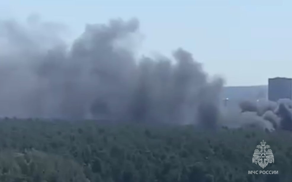 На крыше пятиэтажки в Екатеринбурге произошёл пожар | Пожар произошёл на крыше пятиэтажки в Екатеринбурге