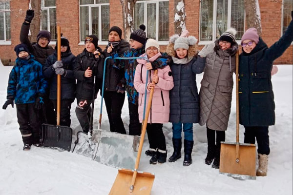 Школьники из Екатеринбурга убрали снег, чтобы устроить сюрприз дворнику
