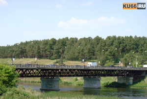 В Каменске-Уральском закрывают главный мост, соединяющий 2 района города В Каменске-Уральском закрывают главный мост, соединяющий 2 района города
