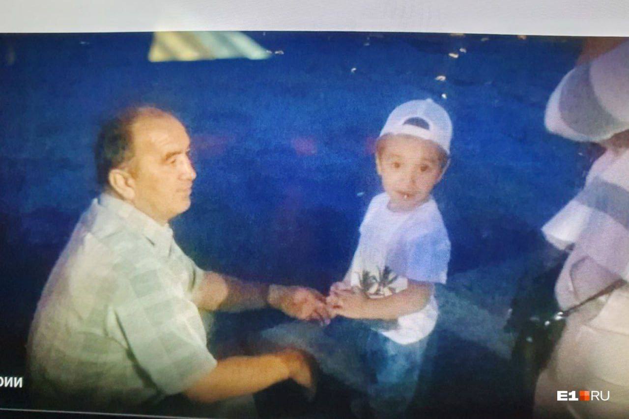 Отца 6-летнего Далера, тело которого опекунша скрывала полгода в гараже, досрочно выпустили из колонии