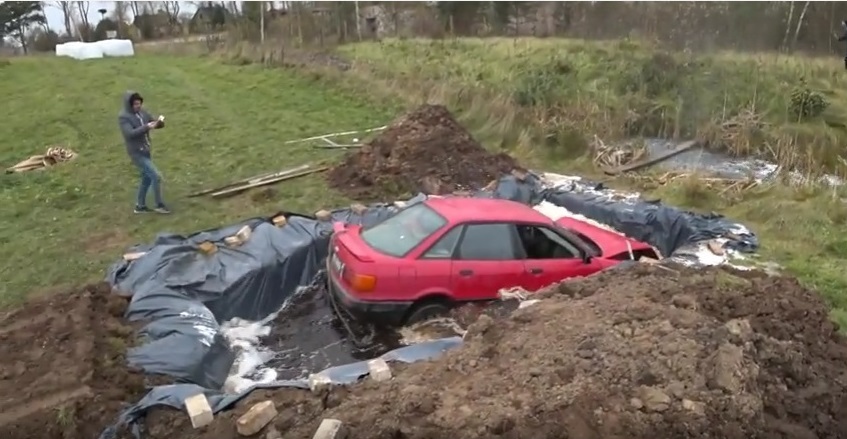 Латвийский пенсионер утопил машину в тонне кока-колы. Хорошо живут латвийские пенсионеры