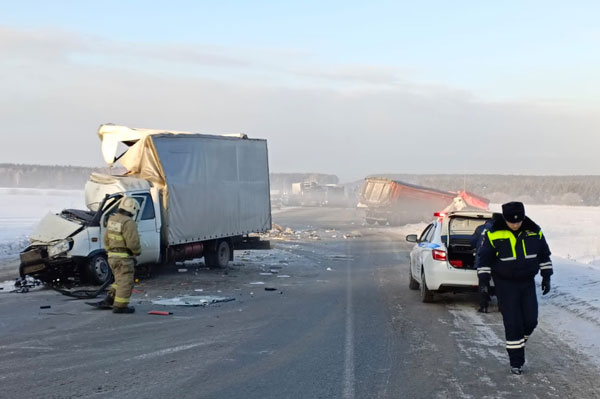 Из-за серьезного ДТП на 78 км федеральной автодороги "Екатеринбург - Тюмень" полностью перекрыто движение Из-за серьезного ДТП на 78 км федеральной автодороги "Екатеринбург - Тюмень" полностью перекрыто движение