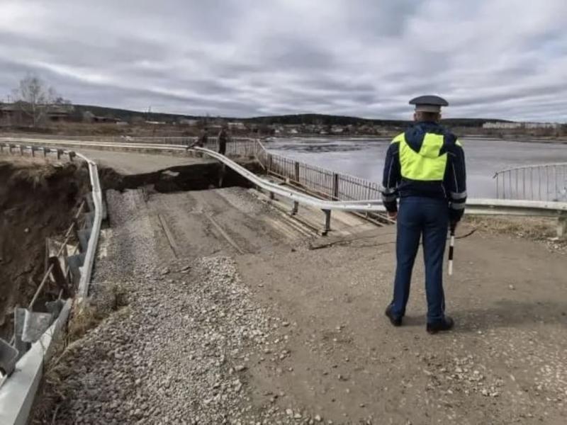 Паводок в Свердловской области — ограничено движение на двух участках, один мост повреждён | В Свердловской области из-за паводка закрыли два участка дорог Паводок в Свердловской области — ограничено движение на двух участках, один мост повреждён | В Свердловской области из-за паводка закрыли два участка дорог